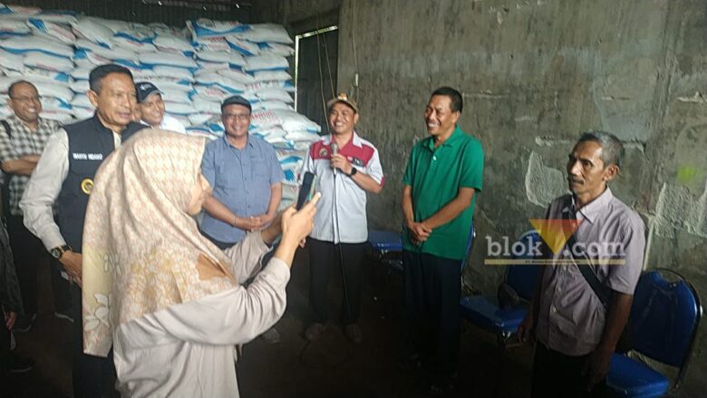caption:Pengurus KUD Subur Peragakan Cara Mengunakan Aplikasi I -Pubers, Kamis (4/7/2024) (blok-a/Andik Agus)