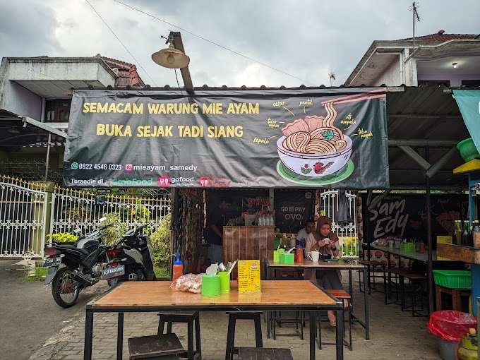 Salah satu ikon kuliner Kota Malang yang tak boleh dilewatkan adalah Mie Ayam Sam Edy. Kedai yang terletak di Jalan Pacar Air, Kota