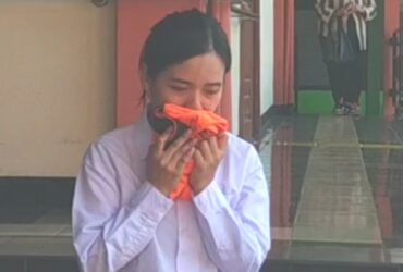 Caption; Indah Permatasari Masih Menangis Usai Sidang Pledoi , Rabu (17/7/2024) (blok-a/Andik Agus)