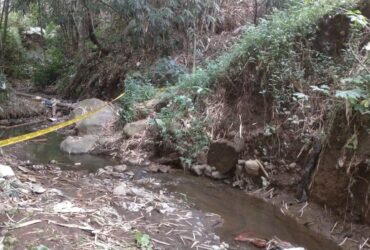 caption:Petugas memasang line police bom torpedo, Minggu (14/7/2024) (blok-a/Andik Agus)