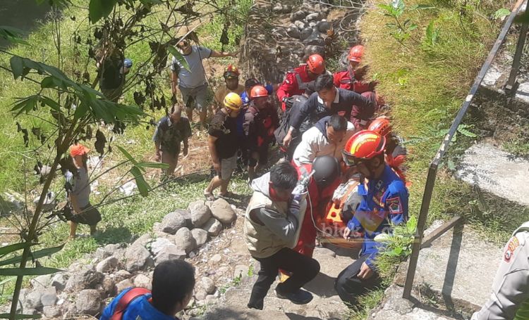 Tim relawan saat evakuasi pemuda yang ditemukan tergeletak di tepi sungai Brantas, Sabtu (13/7/2024).(blok-a.com/Andik Agus)