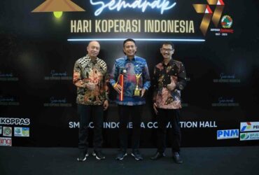 Pj Wali Kota Malang menerima penghargaan dari Kementerian Koperasi dan UKM (KemenKopUKM), Jumat (12/7/2024).