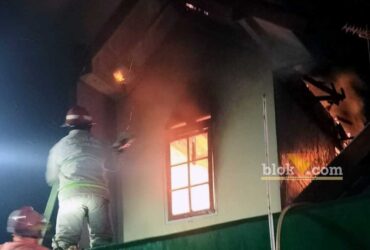 Detik-detik petugas Damkar mencoba melakukan pemadaman api (Andik Agus Mardiko/Blok-a.com)