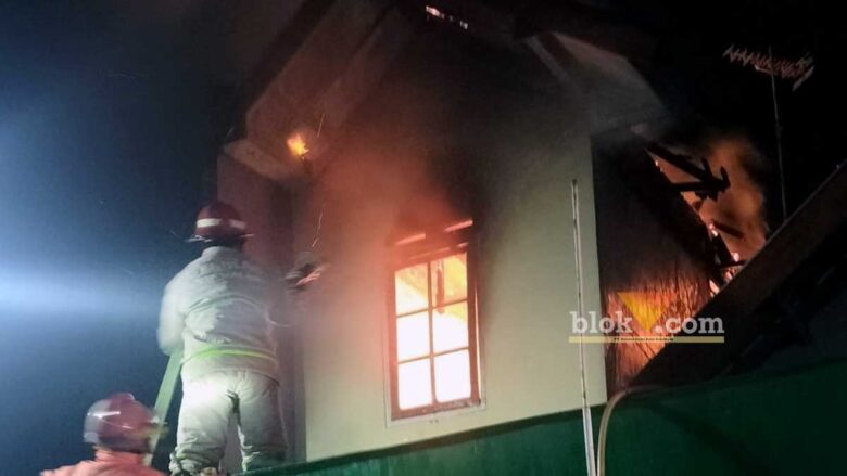 Detik-detik petugas Damkar mencoba melakukan pemadaman api (Andik Agus Mardiko/Blok-a.com)