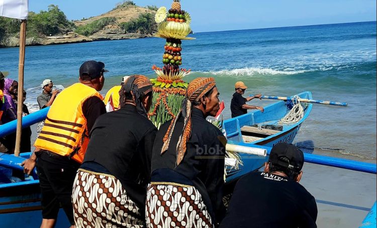 Upacara adat Larung Sesaji yang diadakan di Pantai Serang, Desa Serang, Kecamatan Panggungrejo, Kabupaten Blitar. (blok-a.com/Fajar)
