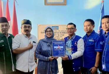 Calon petahan Rini Syarifah secara resmi mendaftar sebagai bakal calon Bupati Blitar melalui Partai Demokrat Kabupaten Blitar. (blok-a.com/Fajar)