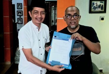 Kades Serang Dwi Handoko secara resmi menyerahkan berkas pengajuan Bakal Calon Wakil Bupati Blitar ke Ketua Tim Desk Pilkada DPD PAN Kabupaten Blitar, Miftahul Huda. (blok-a.com/Fajar)