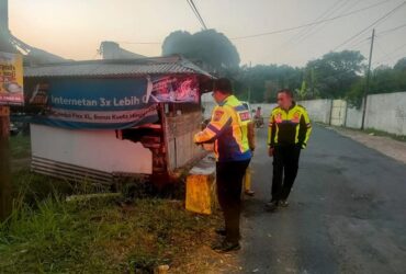 Petugas olah TKP pemotor tabrak jembatan di Singosari, Sabtu (20/7/2024) (blok-a/Andik Agus)