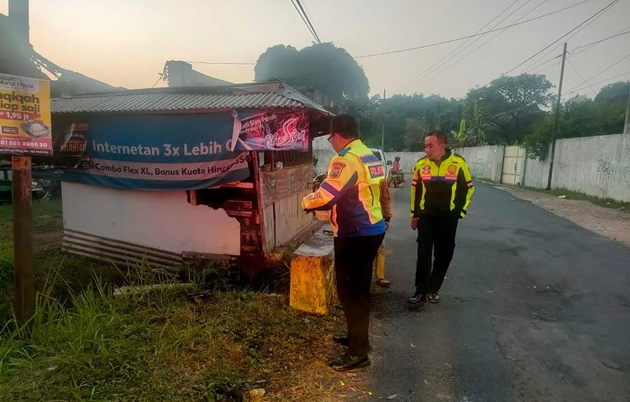Petugas olah TKP pemotor tabrak jembatan di Singosari, Sabtu (20/7/2024) (blok-a/Andik Agus)