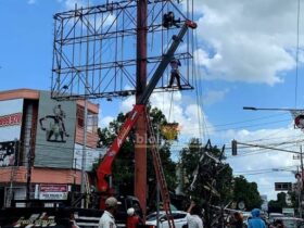 Pembongkaran papan reklame di depan Toko Ijo Jalan Merdeka Kota Blitar. (blok-a.com/Fajar)