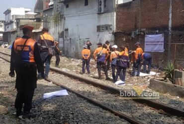 Pembongkaran bangunan liar di sebelah barat LP Lowokwaru Malang oleh personel PT KAI Daop 8 (Andik Agus Mardiko/Blok-a.com)