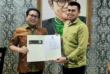 Ketua Desk Pilkada Nasional PKB, Halim Iskandar, memberikan rekom ke Wasekjend Pimpinan Pusat GP Anshor, Syauqul Muhibbin. (Foto istimewa)