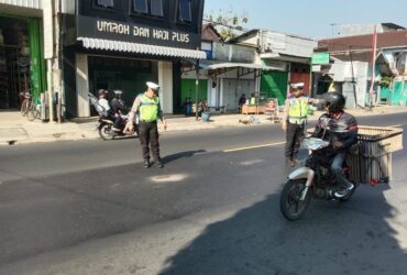 Unit Gakkum Satlantas Polres Malang melakukan olah TKP tabrakan di Sumberpucung, Kabupaten Malang.