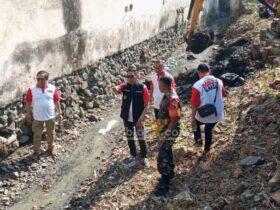 Pj Wali Kota Malang Wahyu Hidayat turun ke kali untuk menindaklanjuti program GASS.(blok-a.com/Satria Akbar)