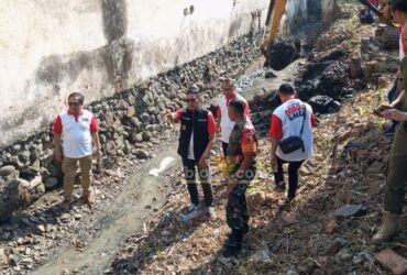Pj Wali Kota Malang Wahyu Hidayat turun ke kali untuk menindaklanjuti program GASS.(blok-a.com/Satria Akbar)