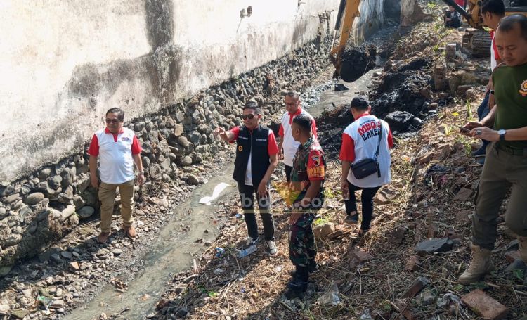Pj Wali Kota Malang Wahyu Hidayat turun ke kali untuk menindaklanjuti program GASS.(blok-a.com/Satria Akbar)