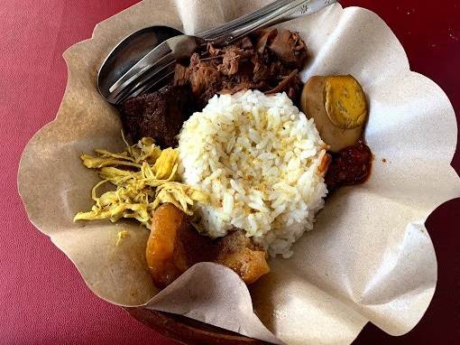 Sajian di Warung Pitu Plaza Araya Malang.