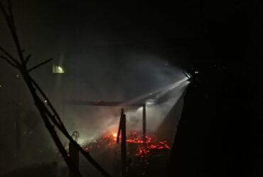 Proses pemadaman kandang kambing dan sapi di Desa Donowarih, Kecamatan Karangploso, Kabupaten Malang (dok. Damkar Kabupaten Malang)