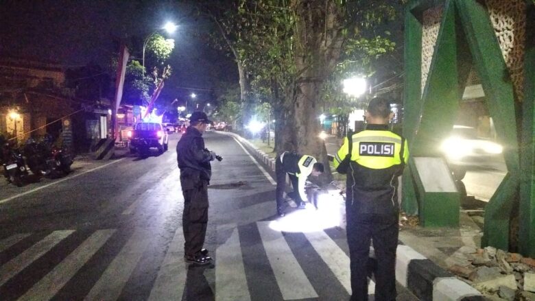 Tiba-Tiba Oleng, Pengendara Honda Beat Terluka Parah di Kepala Tabrak Pembatas Jalan di Malang