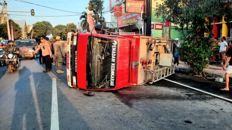 FOTO : Mobil Pemadam Kebakaran (Damkar) milik Pemerintah Kota Blitar terguling di Jalan Tanjung. (Foto : blok-a.com/Fajar)
