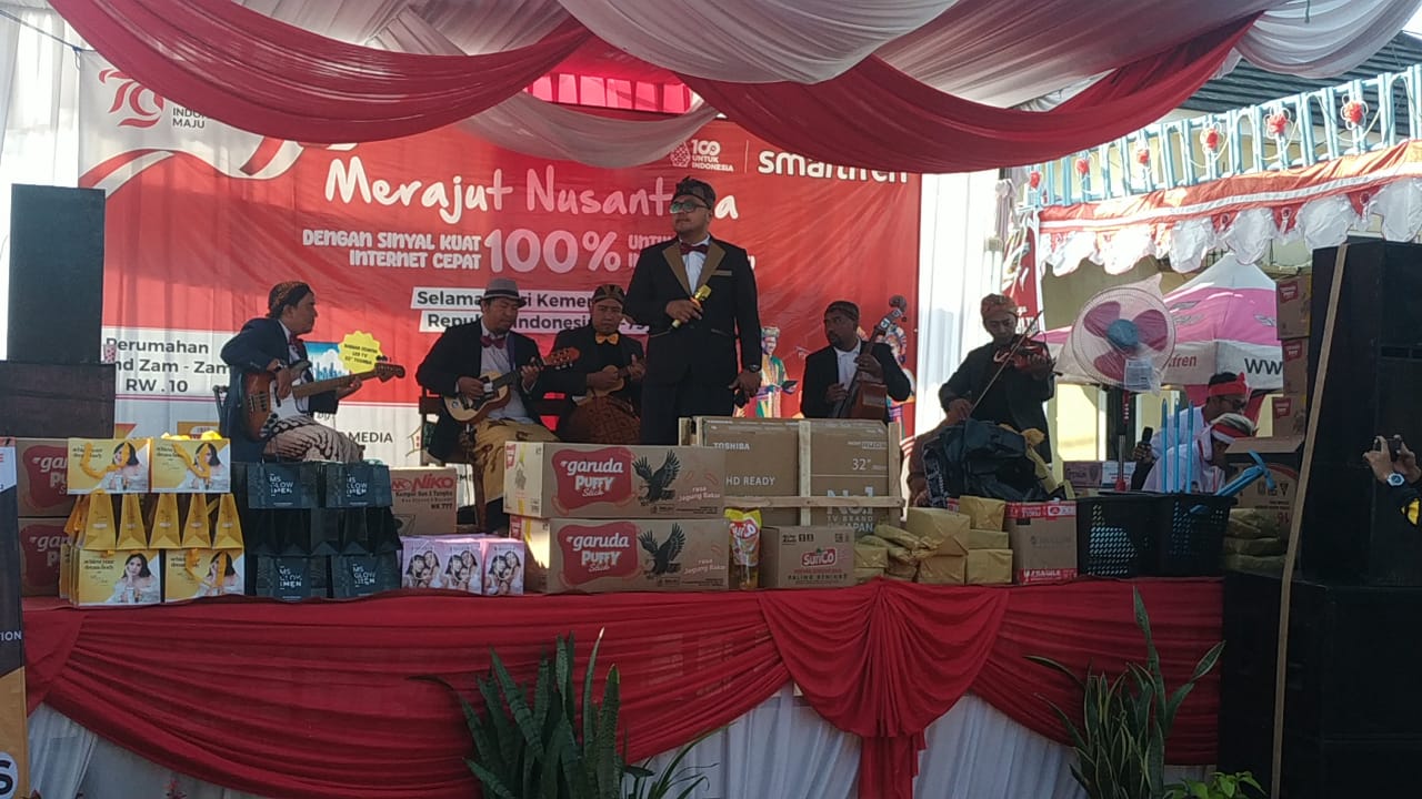 Serunya Gerak Jalan RW 10 Perumahan Grand Zam-Zam, Ada Iringan Musik Keroncong Modern
