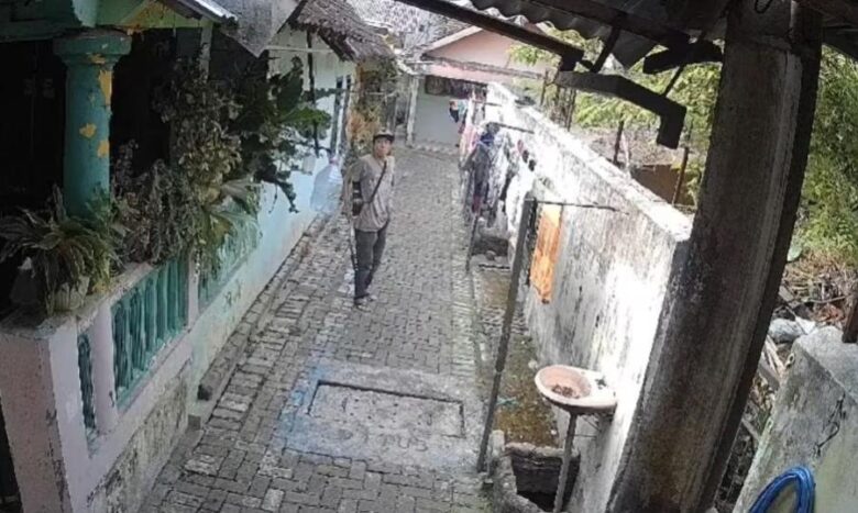 Terekam CCTV, Pengamen ini Curi Celana Dalam Perempuan di Kota Malang