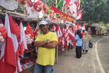 Omzet Pedagang Bendera Merah Putih Naik di Kota Malang, Warga