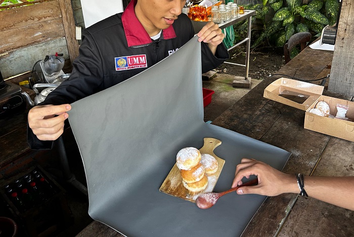 Proses foto produk UMKM Giripurno Kota Batu oleh mahasiswa PMM UMM.