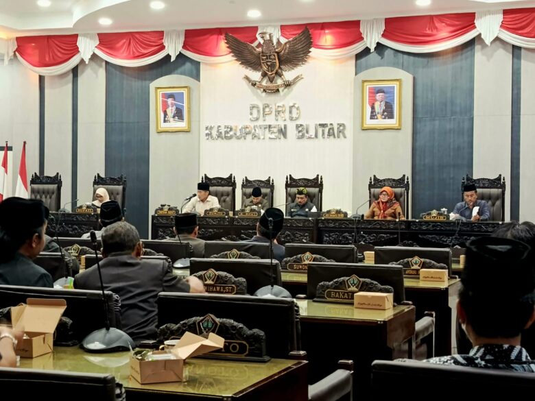 DPRD Kabupaten Blitar menggelar Rapat Paripurna dengan agenda penyampaian penjelasan Bupati Blitar terhadap Nota Keuangan Ranperda tentang Perubahan APBD Kabupaten Blitar T 2024. (blok-a.com/Fajar)