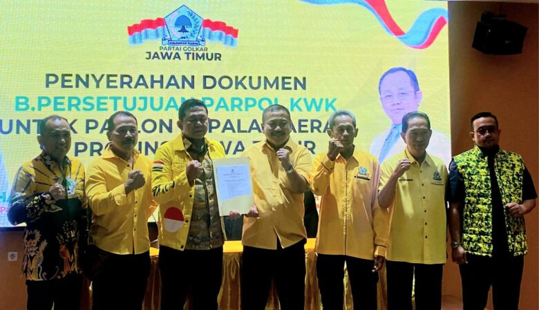 Calon Wali Kota Blitar Bambang Rianto saat menerima rekomendasi dari DPP Partai Golkar. (blok-a.com/Fajar)