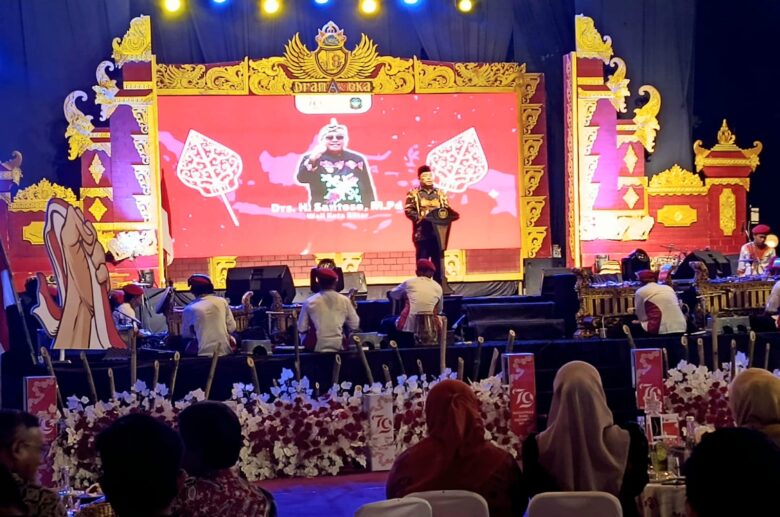 Wali Kota Blitar Santoso dalam acara Resepsi dan Pesta Merah Putih di halaman kantor Wali Kota Blitar. (blok-a.com/Fajar)