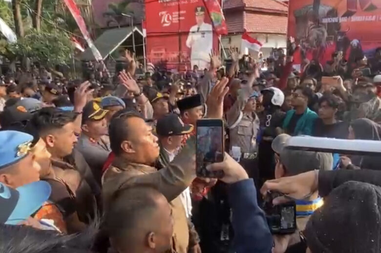 Botol Terlempar ke Arah Ketua DPRD Kota Malang saat Aksi Kawal Putusan MK