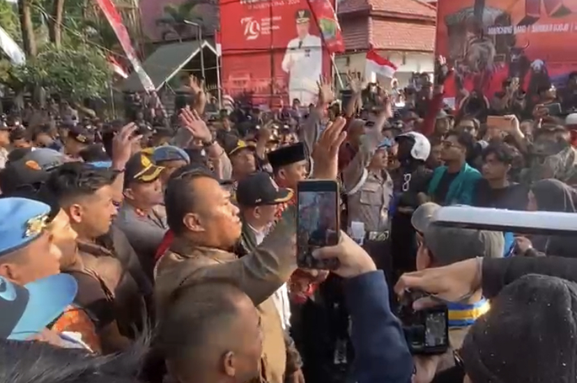 Botol Terlempar ke Arah Ketua DPRD Kota Malang saat Aksi Kawal Putusan MK 