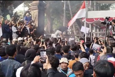 Kota Malang, blok-a.com - Aksi kawal putusan MK di Kota Malang diwarnai aksi pengambrukkan gerbang DPRD Kota Malang.