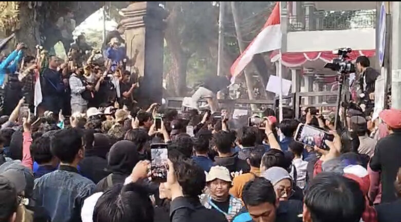 Kota Malang, blok-a.com - Aksi kawal putusan MK di Kota Malang diwarnai aksi pengambrukkan gerbang DPRD Kota Malang.