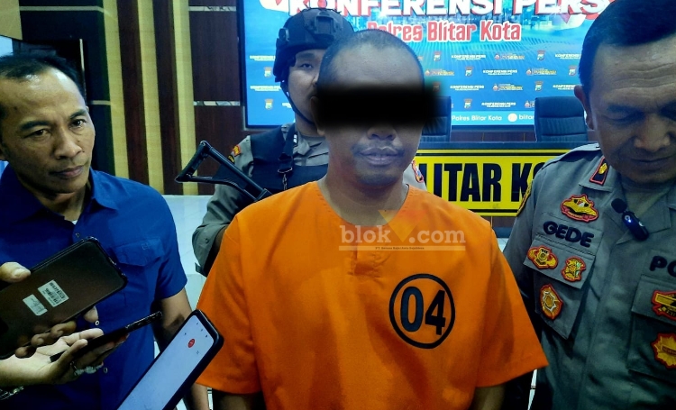 IP, warga Jalan Kalimantan Kota Blitar, pelaku peredaran uang palsu. (blok-a.com/Fajar)