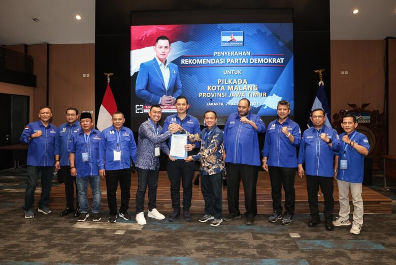 Dokumentasi penyerahan Partai Demokrat kepada Paslon Anton-Dimyati. Sumber : Partai Demokrat