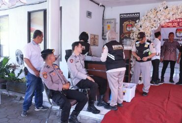 Sie Dokkes Polresta Malang Kota Cek Kesehatan Anggota OMP Semeru 2024 di KPU