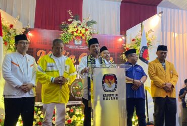 Gunawan HS bersama Umar Usman daftar Pilbup Malang ke KPU Kabupaten Malang saat injury time (blok-a.com/ Putu Ayu Pratama S)