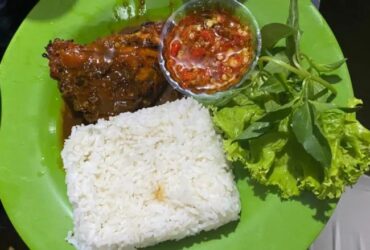 Kelezatan ayam bakar bumbu pedas manis di Lesehan Bambu, Kecamatan Dau, Kabupaten Malang (blok-a.com/ Putu Ayu Pratama S)