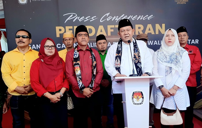 Pasangan bakal calon Wali Kota dan Wakil Wali Kota Blitar, Bambang Rianto dan Bayu Setyo Kuncoro usai mendaftar di KPU Kota Blitar. (blok-a.com/Fajar)