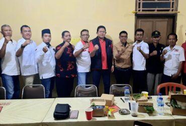 Pasangan bakal calon Wali Kota dan Wakil Wali Kota Blitar, Bambang Rianto dan Bayu Setyo Kuncoro bersama pimpinan 9 partai non parlemen, di markas Koalisi Blitar Maju (KBM). (blok-a.com/Fajar)