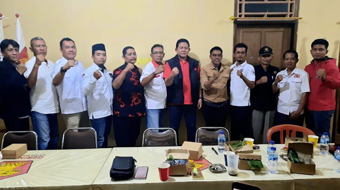 Pasangan bakal calon Wali Kota dan Wakil Wali Kota Blitar, Bambang Rianto dan Bayu Setyo Kuncoro bersama pimpinan 9 partai non parlemen, di markas Koalisi Blitar Maju (KBM). (blok-a.com/Fajar)