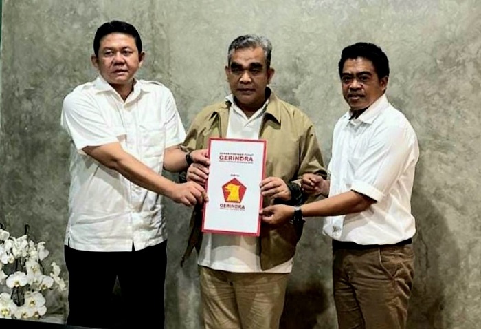 Sekretaris DPP Partai Gerindra, H Ahmad Muzani menyerahkan langsung surat rekomendasi kepada Bambang Rianto dan Bayu Setyo Kuncoro sebagai pasangan bakal calon Wali Kota dan Wakil Wali Kota Blitar dalam Pilkada serentak 2024. (blok-a.com/Fajar)