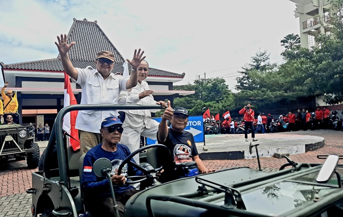 Ketua DPC Partai Gerindra Kota Blitar, Ir. Endro Hermono dengan mengendari Jeep Wiliz dan diikuti ratusan kader serta simpatisan Partai Gerindra Kota Blitar berkonvoi menuju Kantor KPU Kota Blitar. (blok-a.com/Fajar)