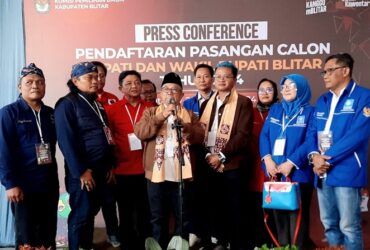 Pasangan calon Bupati dan Wakil Bupati Blitar Rijanto-Beky usai mendaftar ke KPU Kabupaten Blitar. (blok-a.com/Fajar)