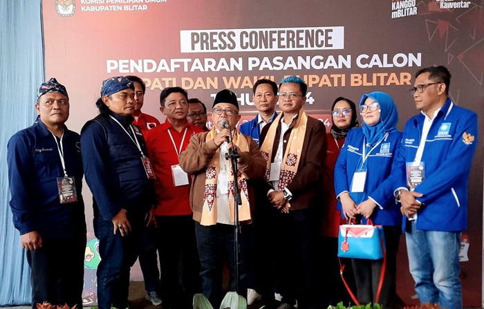 Pasangan calon Bupati dan Wakil Bupati Blitar Rijanto-Beky usai mendaftar ke KPU Kabupaten Blitar. (blok-a.com/Fajar)