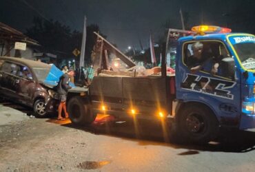 Proses evakuasi mobil korban kecelakaan tunggal di Jalan Raya Trunojoyo, Dusun Penjalinan, Desa Gondanglegi Kulon, Kecamatan Gondanglegi, Kabupaten Malang.