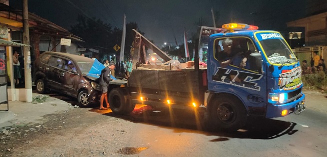 Proses evakuasi mobil korban kecelakaan tunggal di Jalan Raya Trunojoyo, Dusun Penjalinan, Desa Gondanglegi Kulon, Kecamatan Gondanglegi, Kabupaten Malang.
