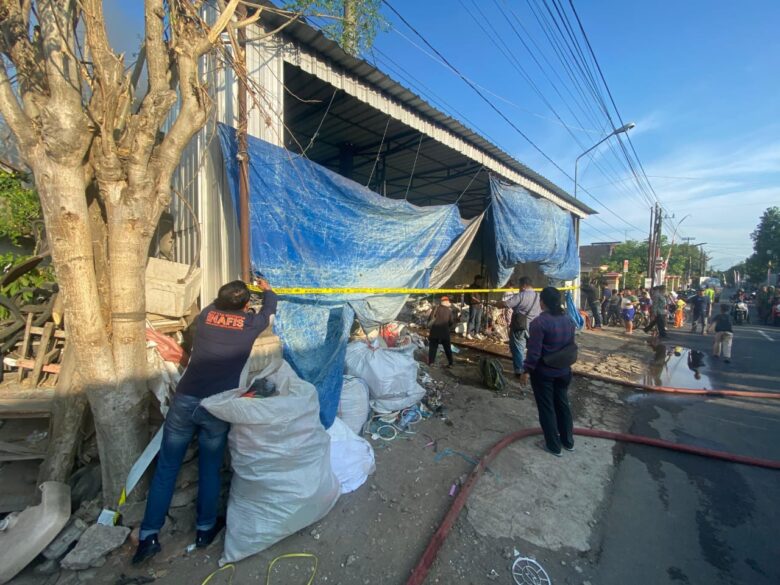 Gudang Pengepul Rosokan Di Blitar Terbakar